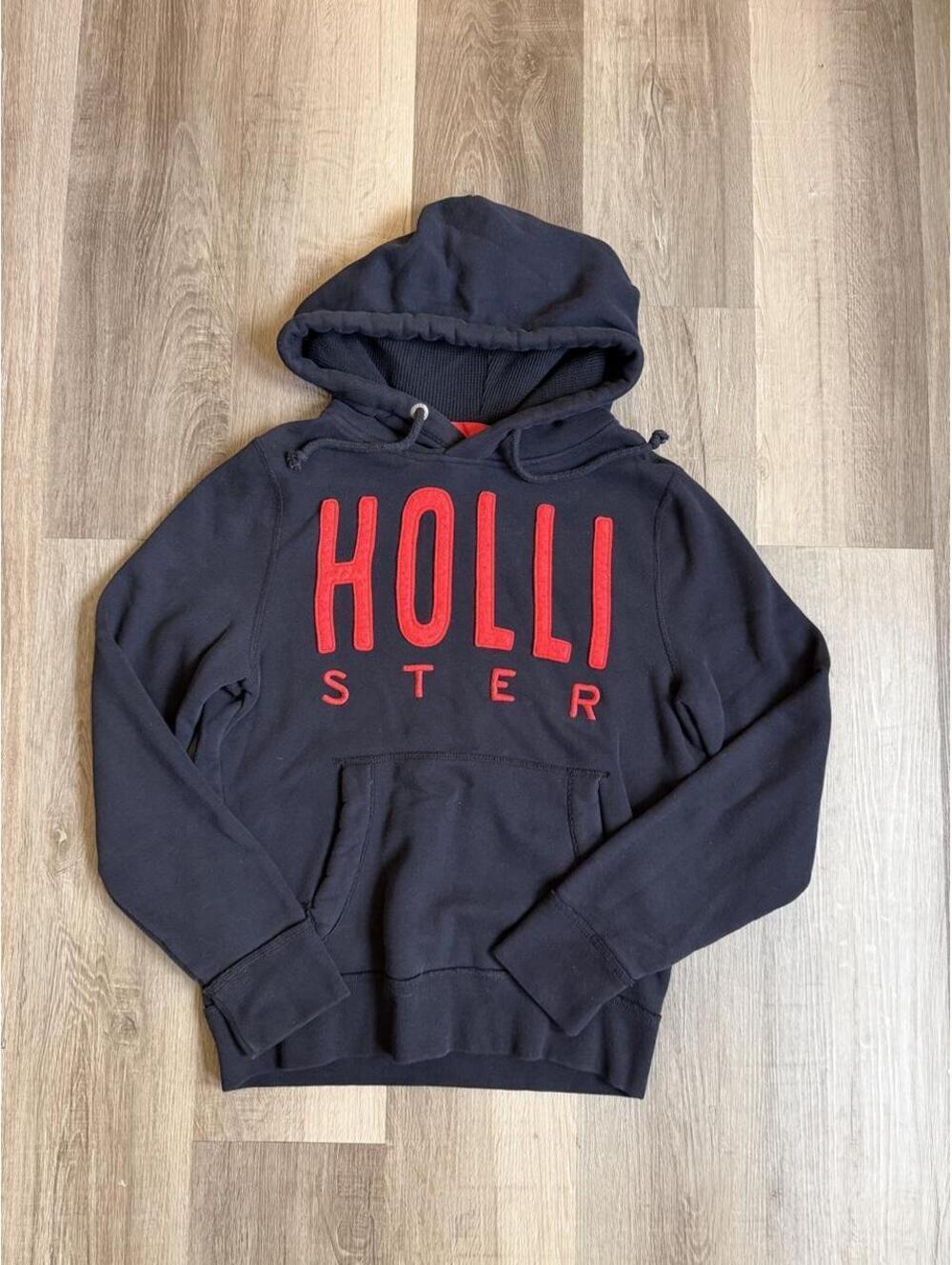 Y2K Hollister Co. navy hoodie with red 'HOLLISTER' text, size M #hollister